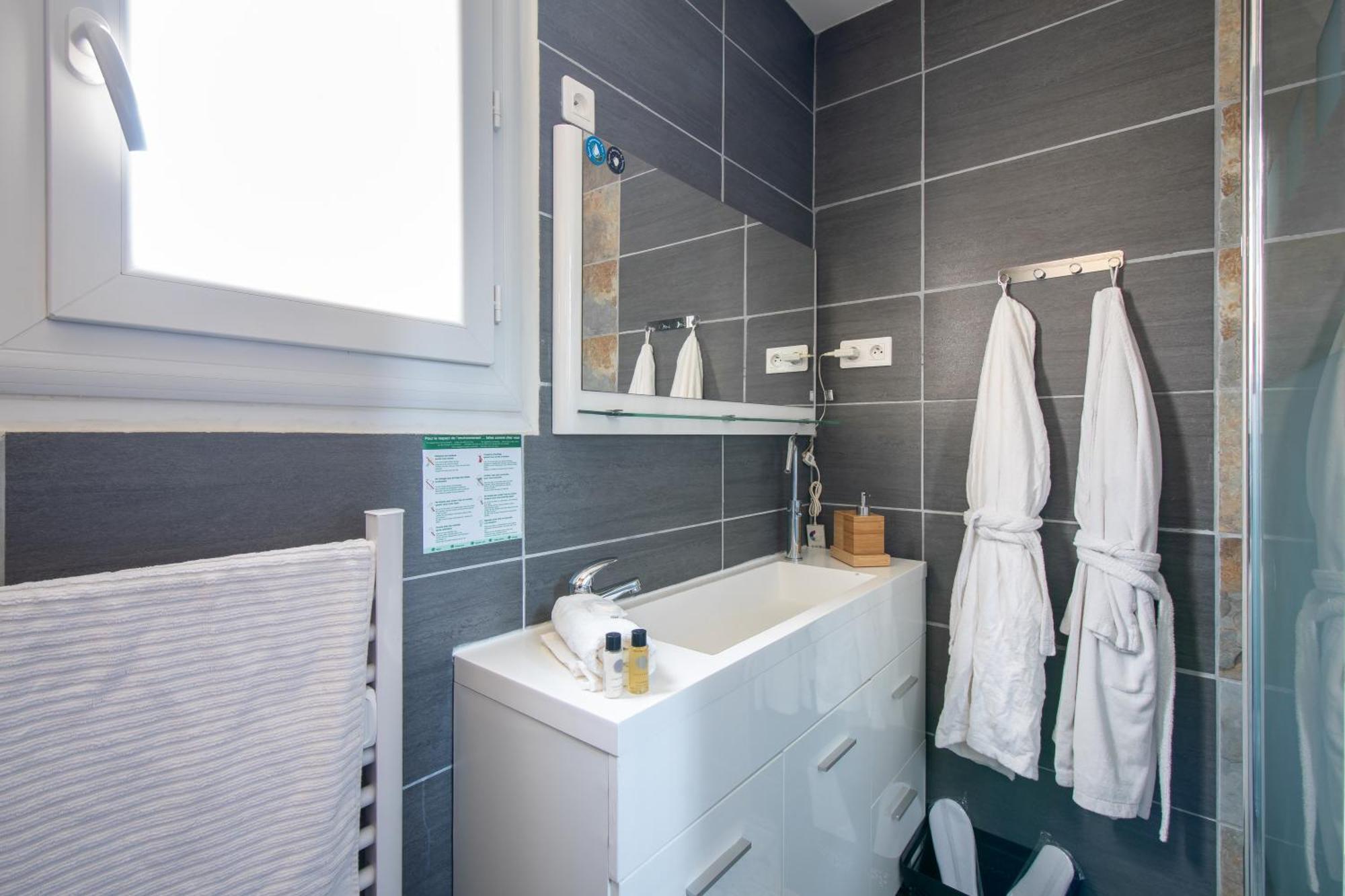 Guesthouse La Costiere - Logements Independants - Espace Piscine Jacuzzi リュネル エクステリア 写真