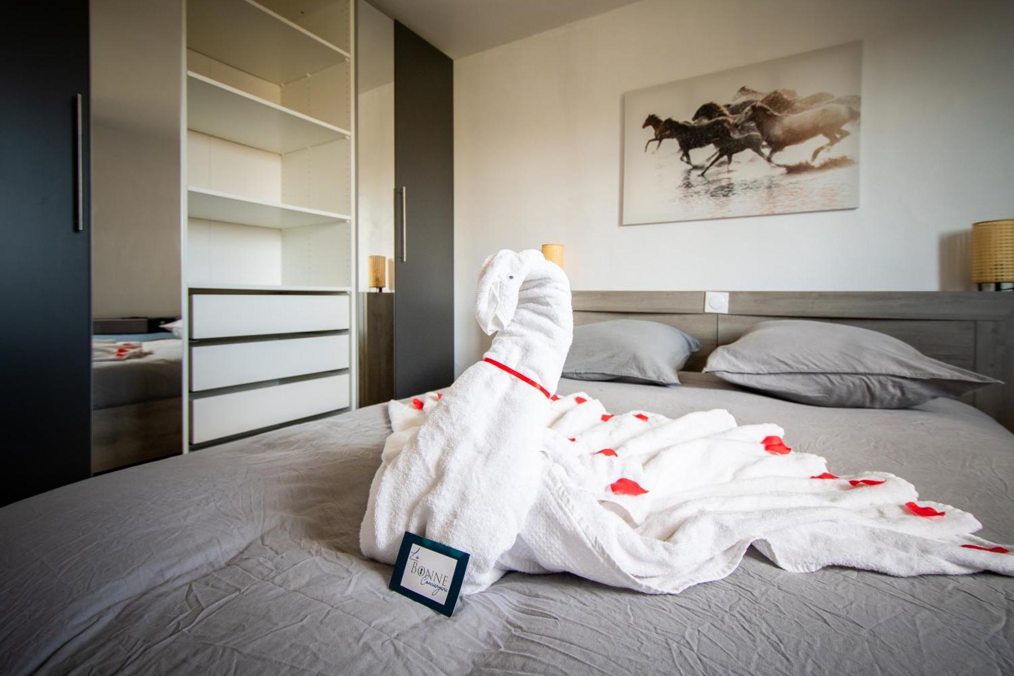 Guesthouse La Costiere - Logements Independants - Espace Piscine Jacuzzi リュネル エクステリア 写真